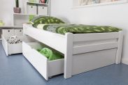 Letto singolo "Easy Premium Line" K1/1n in faggio massello laccato bianco, incl. 2 cassetti e 2 pannelli laterali - 90 x 200 cm