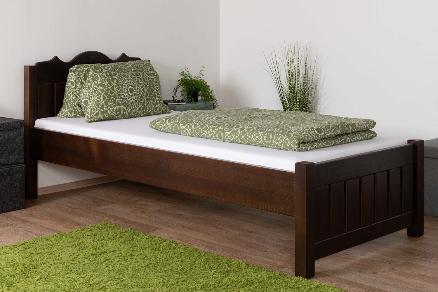 Letto singolo moderno / letto per ospiti in pino massiccio Turakos 92, color noce, superficie di appoggio 90 x 200, particolarmente resistente e robusto, lavorazione di alta qualità