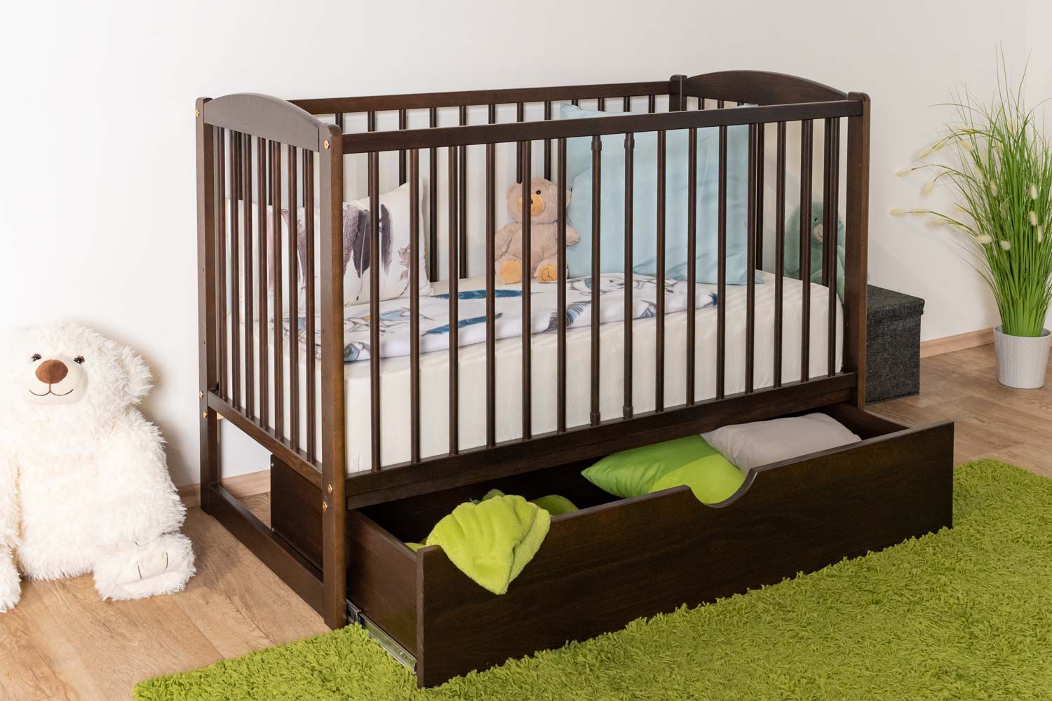 Lettino semplice / letto per bambini in pino massiccio colore noce 102, 60 x 120 cm, incl. rete a doghe, incl. cassetto, con tre gradini regolabili in altezza